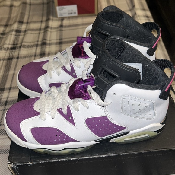 Air Jordan 6 retro size 5 grade school - Picture 2 of 5